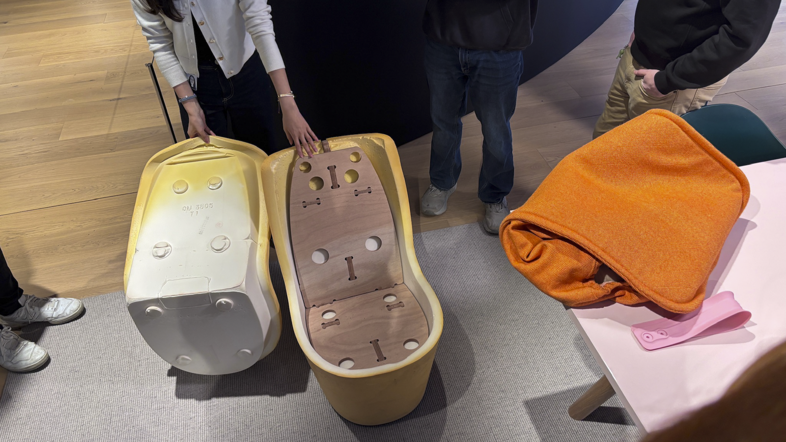 Showing the interworking of one of MillerKnoll chairs