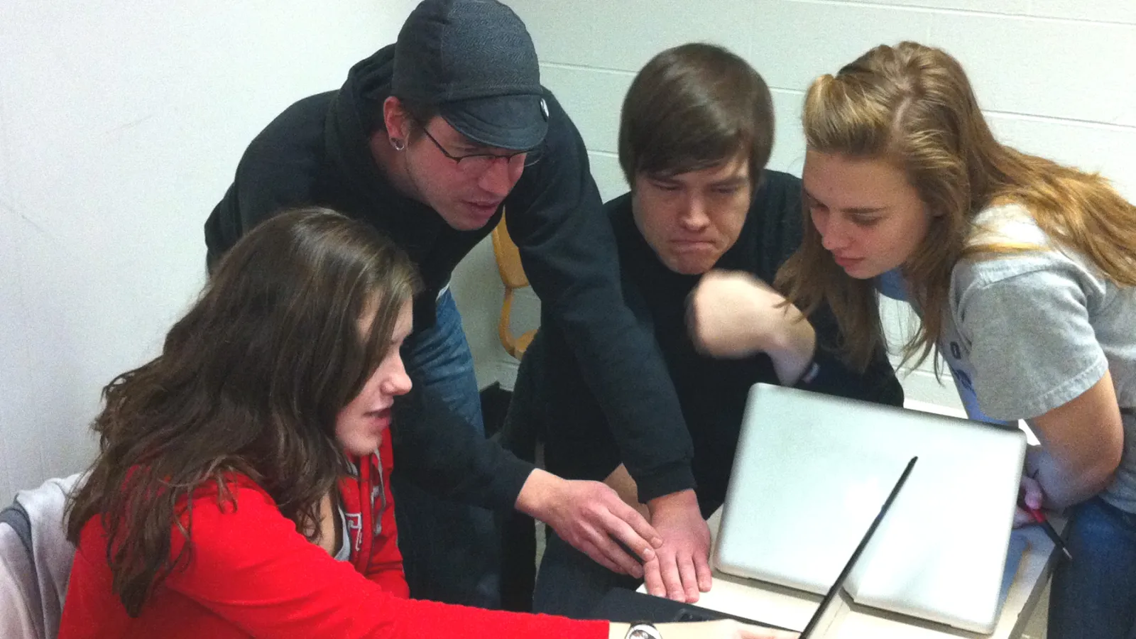 Academic Advisor Gabe Tippery advising a small group of students. 